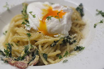 Spaghetti-Spinat-Carbonara mit pochiertem Ei
