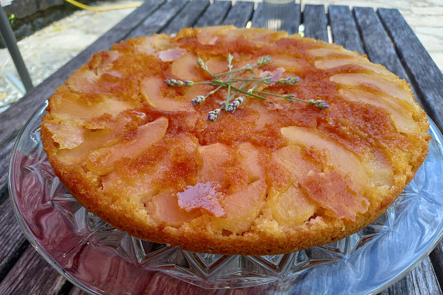 Tarte Tatin mit Birnen und Ingwer in Rührteig von Pannepot| Chefkoch