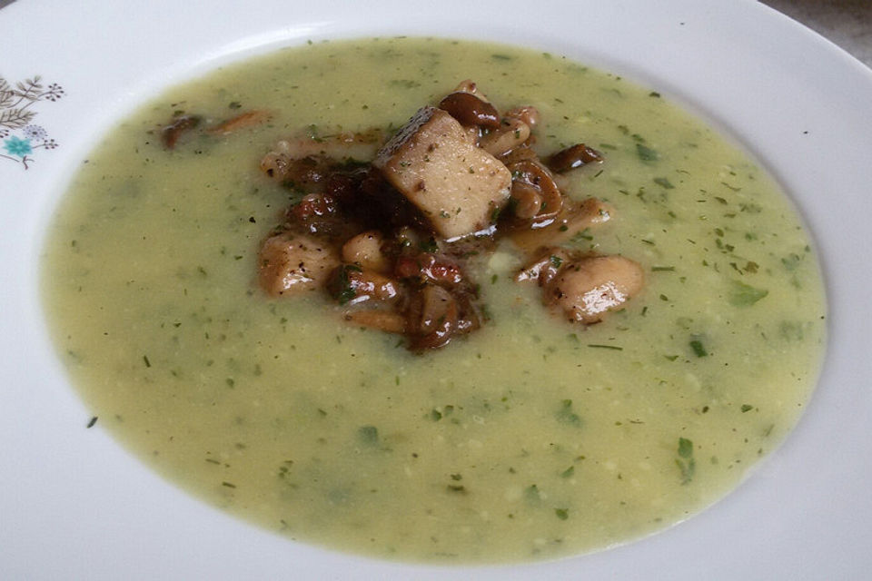 Harzer Käse Cremesuppe mit Pfifferlingen