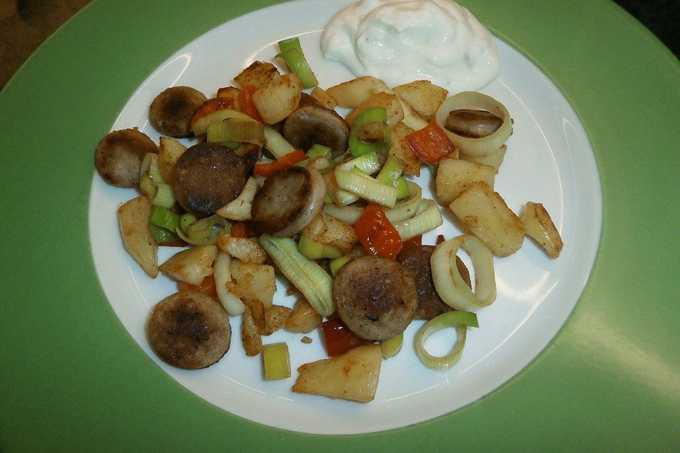 Bratwurst-Kartoffel-Pfanne mit Gemüse