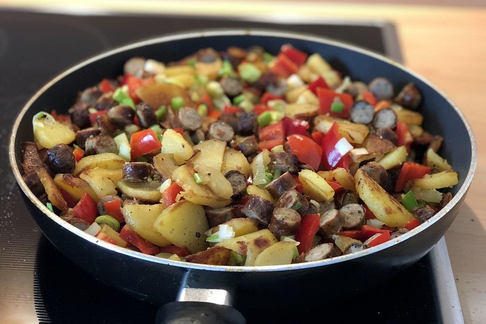 Bratwurst-Kartoffel-Pfanne mit Gemüse