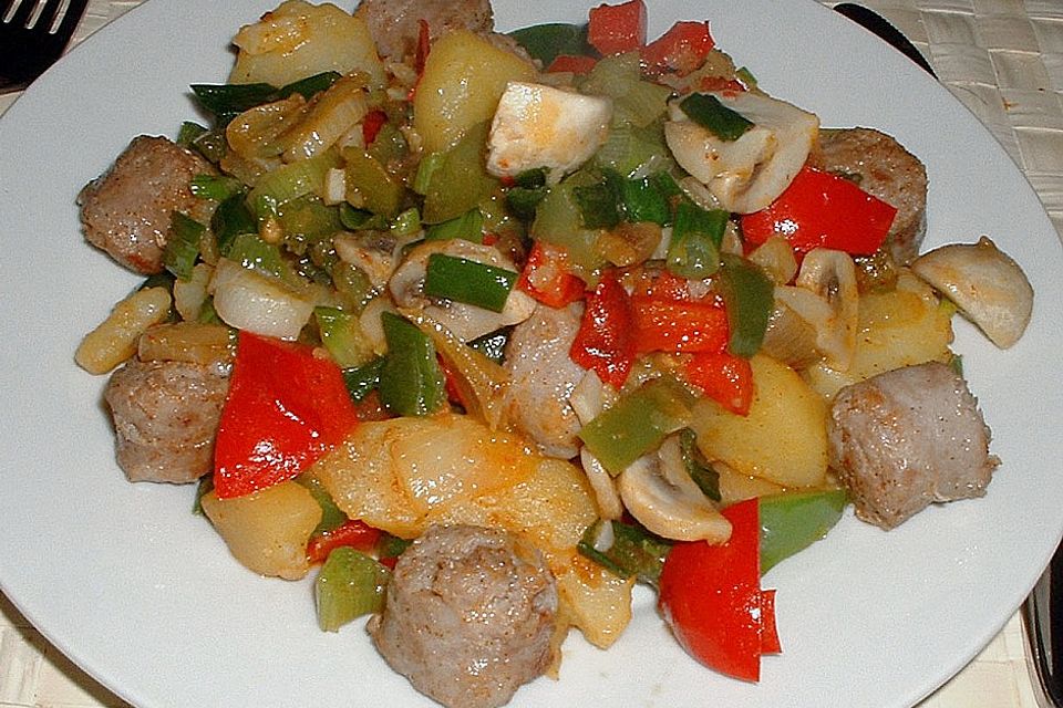 Bratwurst-Kartoffel-Pfanne mit Gemüse