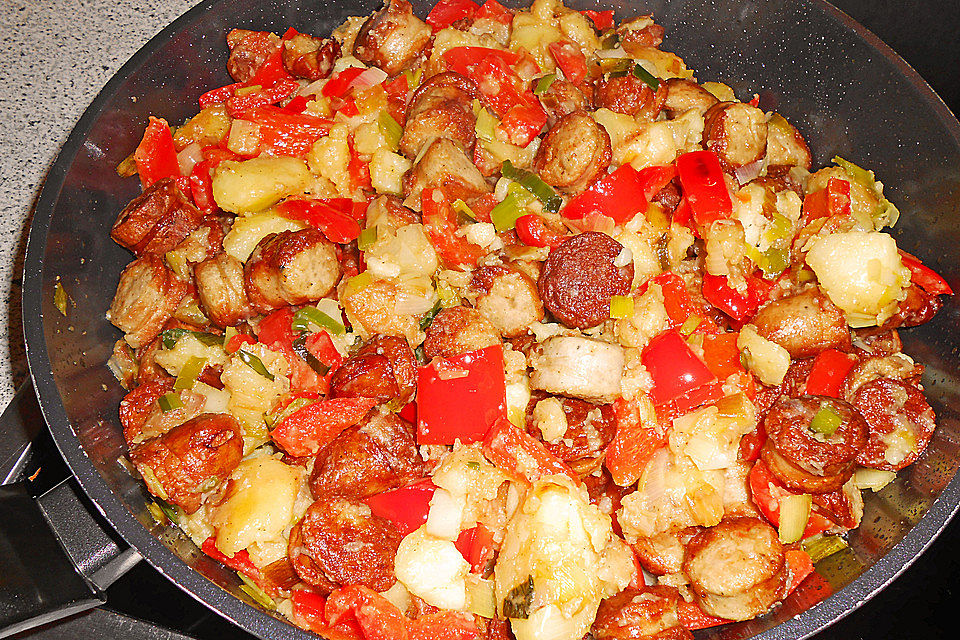 Bratwurst-Kartoffel-Pfanne mit Gemüse