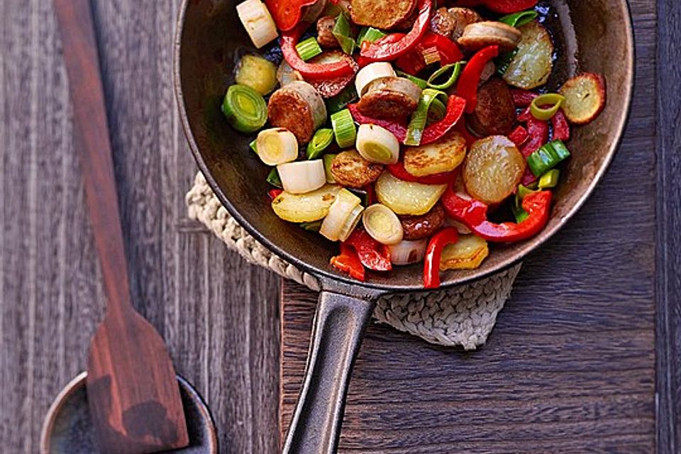 Bratwurst-Kartoffel-Pfanne mit Gemüse