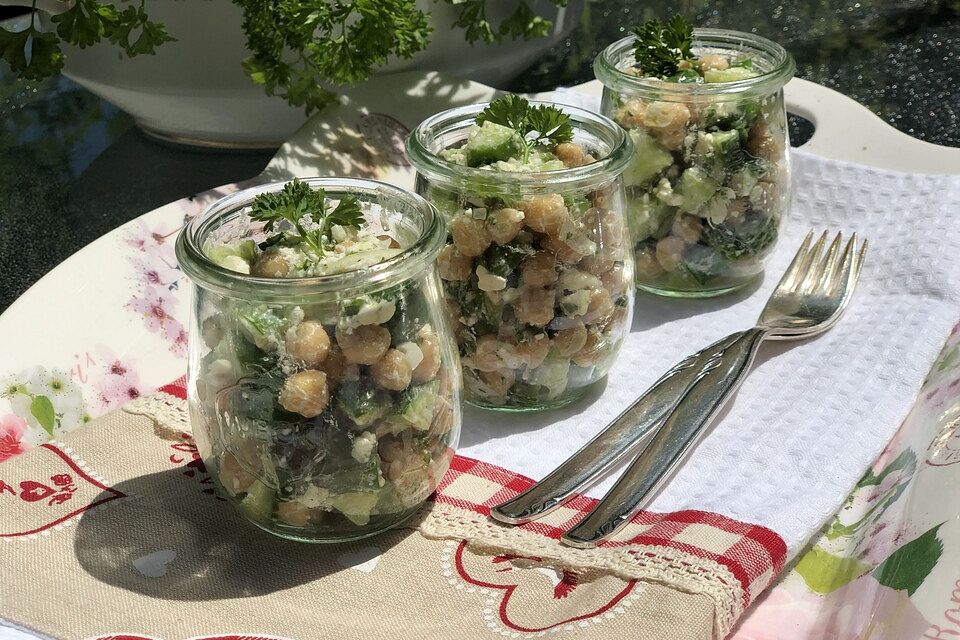 Kichererbsensalat mit Feta, Gurke und Petersilie