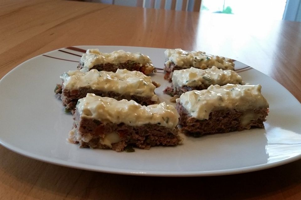 Hackfleischtorte mit Eiersalattopping