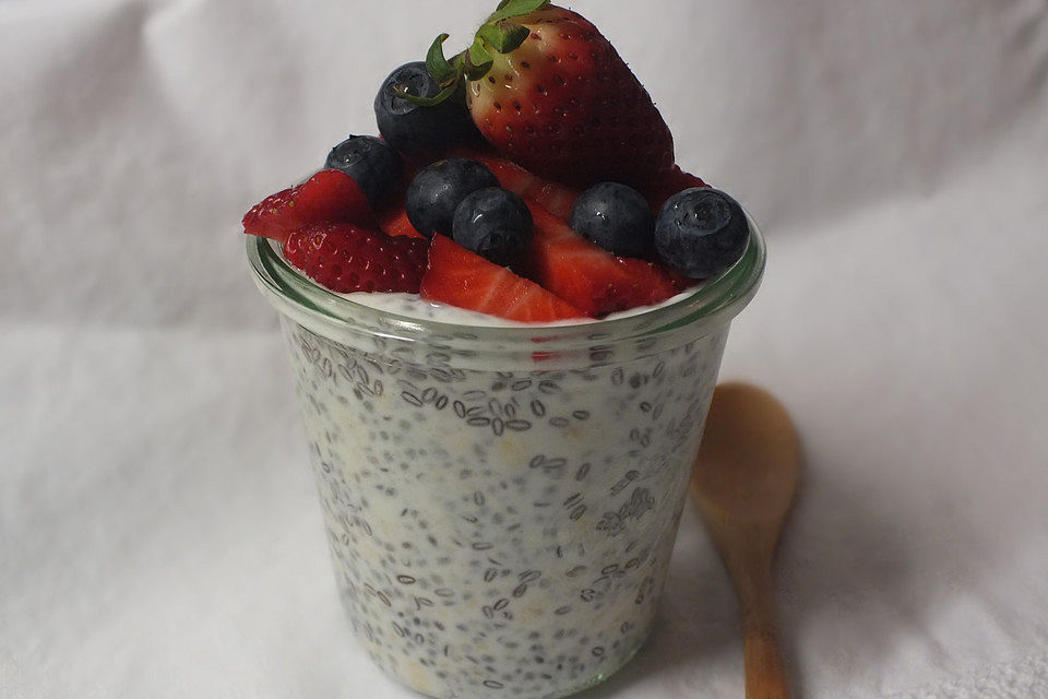 Chiasamen-Pudding mit Erdbeeren und Joghurt