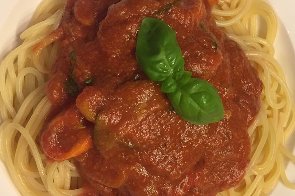 Tomatensauce Arrabiata mit Gemüse und Nudeln