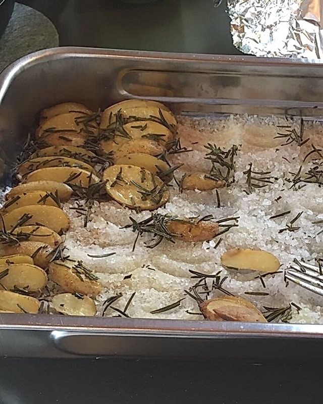 Grillkartoffeln mit Rosmarin auf dem Salzbett