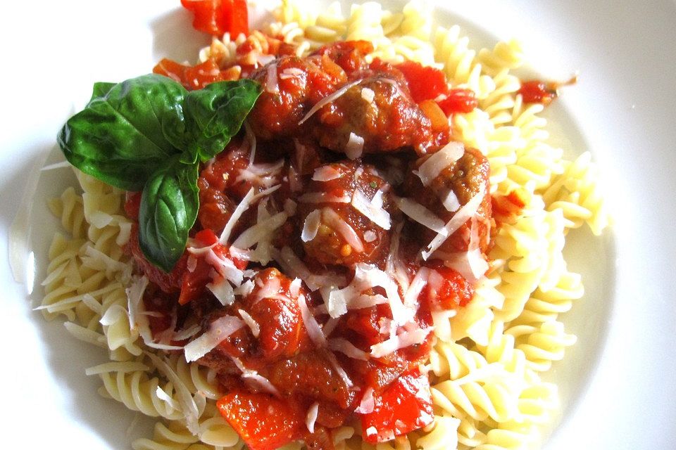 Pasta mit grober Bratwurst, Paprikaschoten und Tomaten