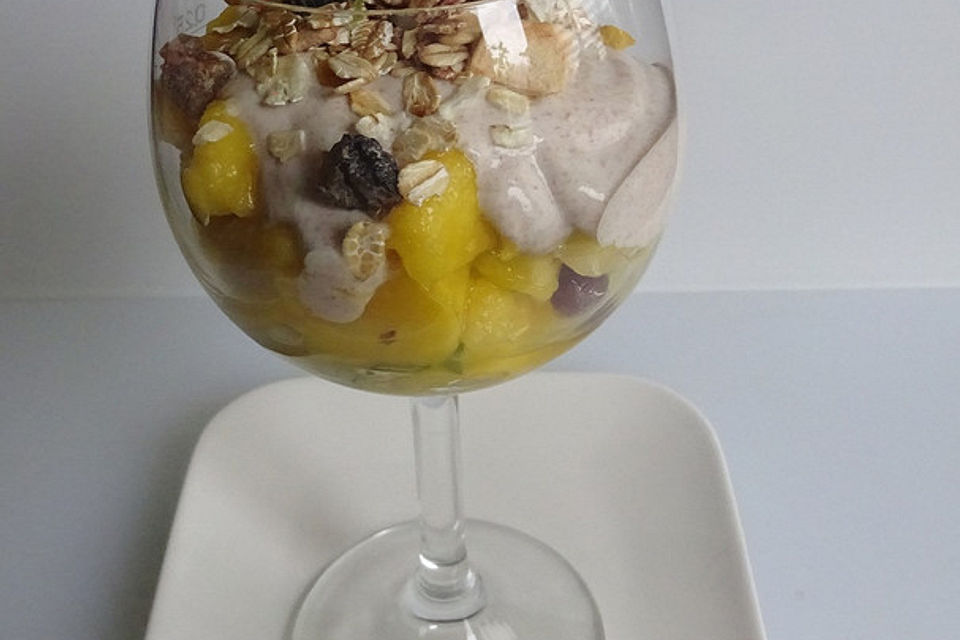 Mango-Apfel-Salat mit Müsli