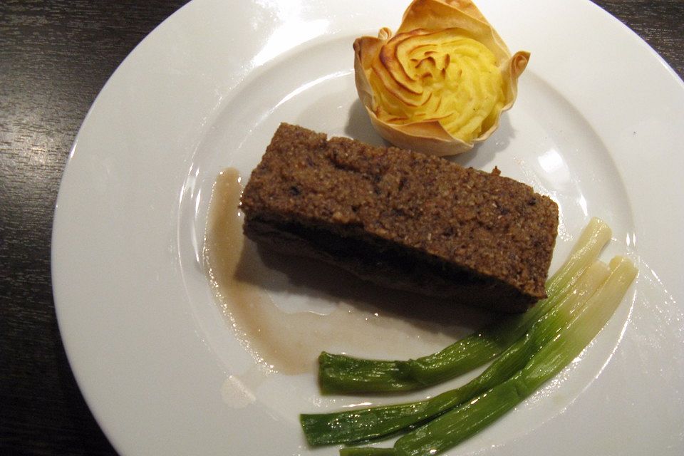 Rehrücken mit Morcheln gratiniert, Kartoffelpüree im Strudelteigkörbchen, glasierte Frühlingszwiebeln