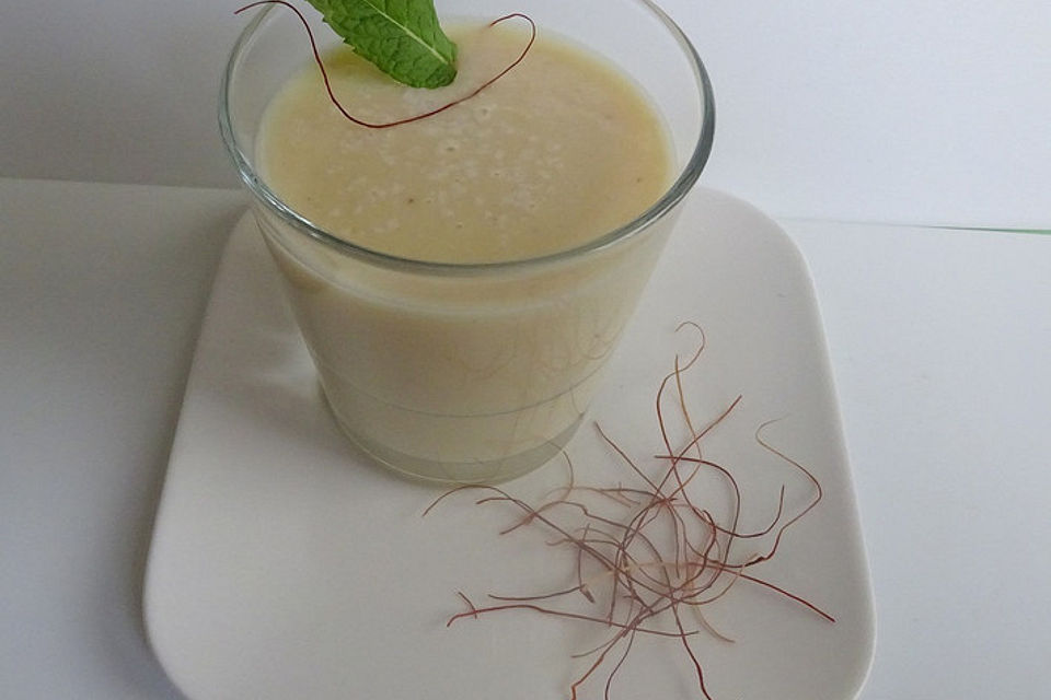 Bananen-Milchshake mit Chili und Honig