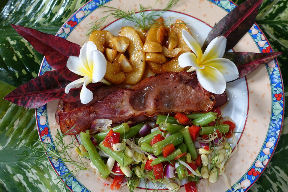 Grüner Bohnensalat mit karamellisierten Birnen, Macadamianüssen und Speck