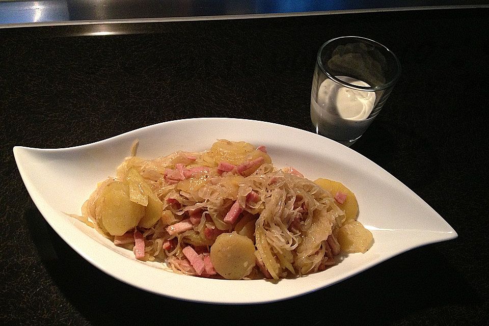 Sauerkraut - Kartoffelpfanne mit Kasseler und Schmand