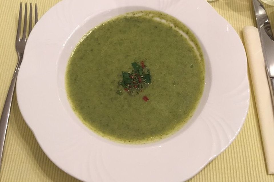 Bärlauchsuppe mit Pesto