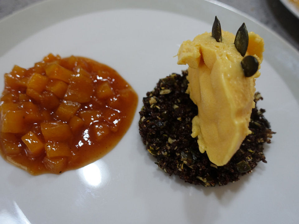 Kürbiskrokanteis mit Kürbiskerncrumble und heißem Kürbisragout von ...