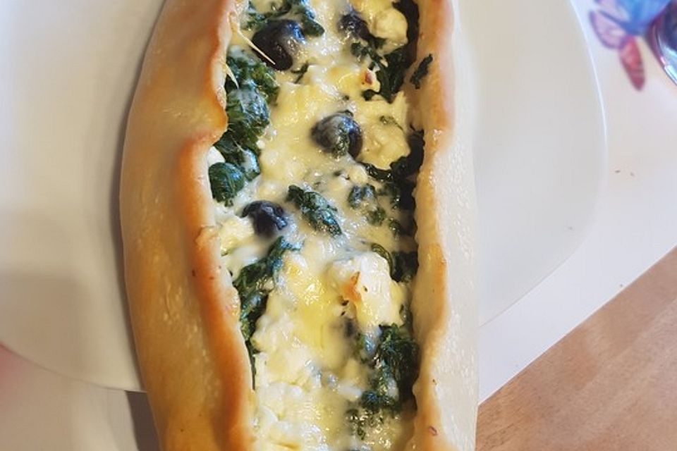 Pide mit Spinat, Schafskäse und Ei