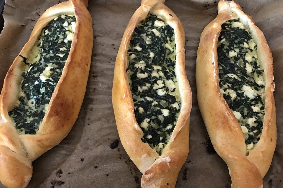 Pide mit Spinat, Schafskäse und Ei