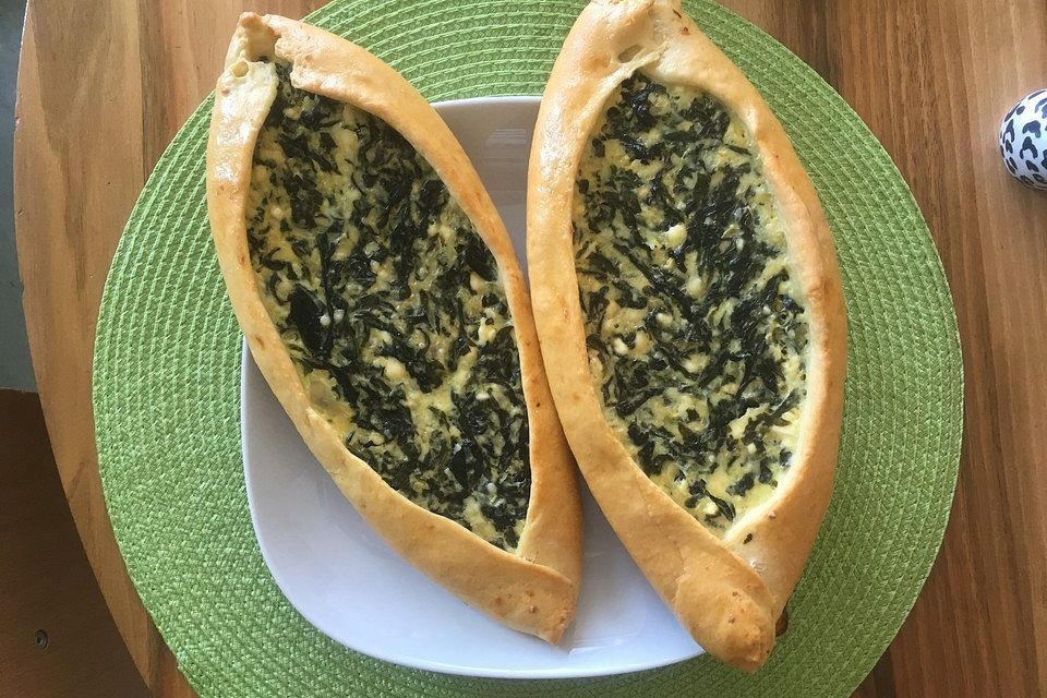 Pide mit Spinat, Schafskäse und Ei