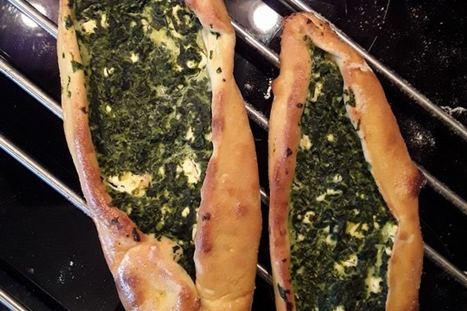 Pide mit Spinat, Schafskäse und Ei