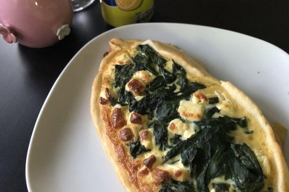 Pide mit Spinat, Schafskäse und Ei