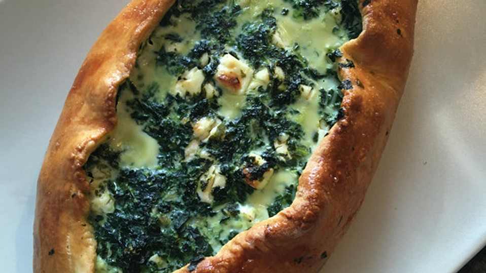 Pide mit Spinat, Schafskäse und Ei von r3sa
