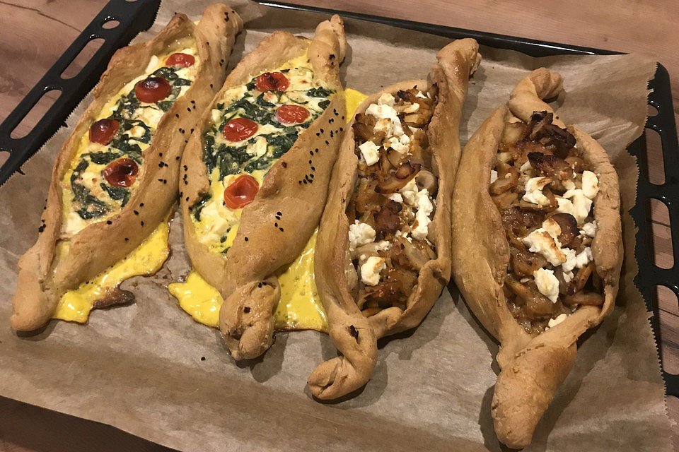 Pide mit Spinat, Schafskäse und Ei