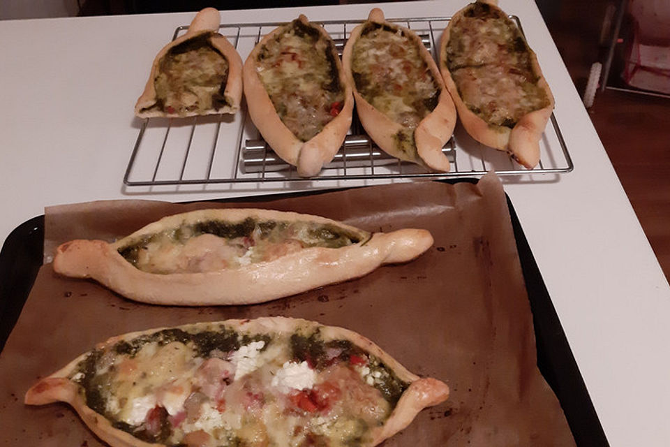 Pide mit Spinat, Schafskäse und Ei