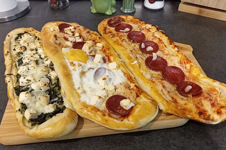 Pide mit Spinat, Schafskäse und Ei