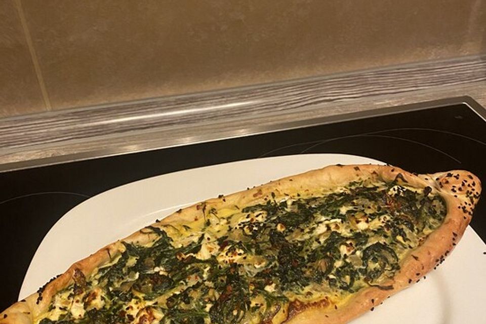 Pide mit Spinat, Schafskäse und Ei