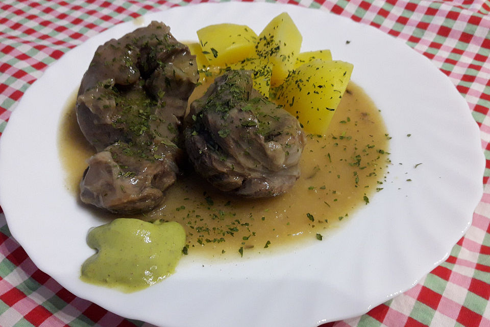 Rindfleischsuppe und Rindfleisch mit Salzkartoffeln und Meerrettichsauce