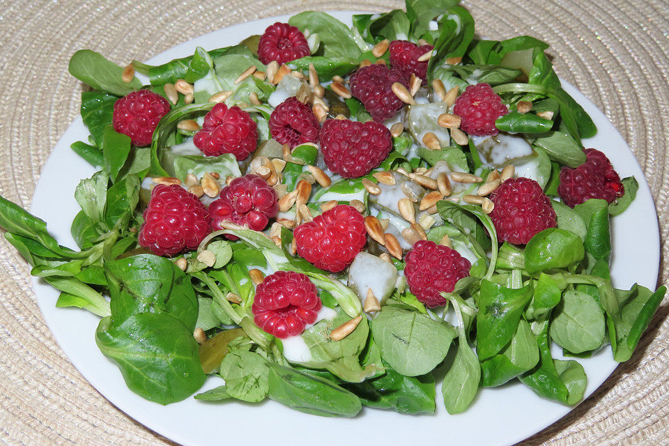 Feldsalat mit Himbeeren und Buttermilchdressing à la Gabi