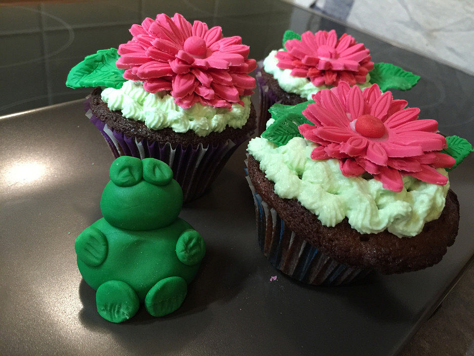 Schokocupcakes mit Waldmeistertopping von MitschlS| Chefkoch
