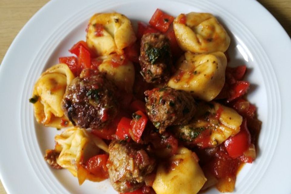 Tortellini-Pfanne mit Hackbällchen