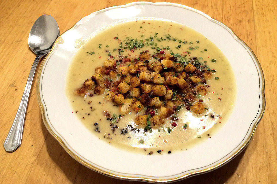 Graukäse-Suppe mit Knoblauchcroutons, Schnittlauch und rosa Beeren