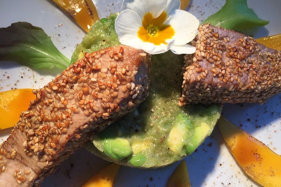 Thunfisch auf Avocado-Apfel-Salat mit geflämmter Melone oder Mango