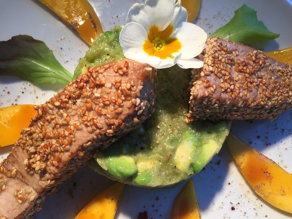 Thunfisch auf Avocado-Apfel-Salat mit geflämmter Melone oder Mango von ...