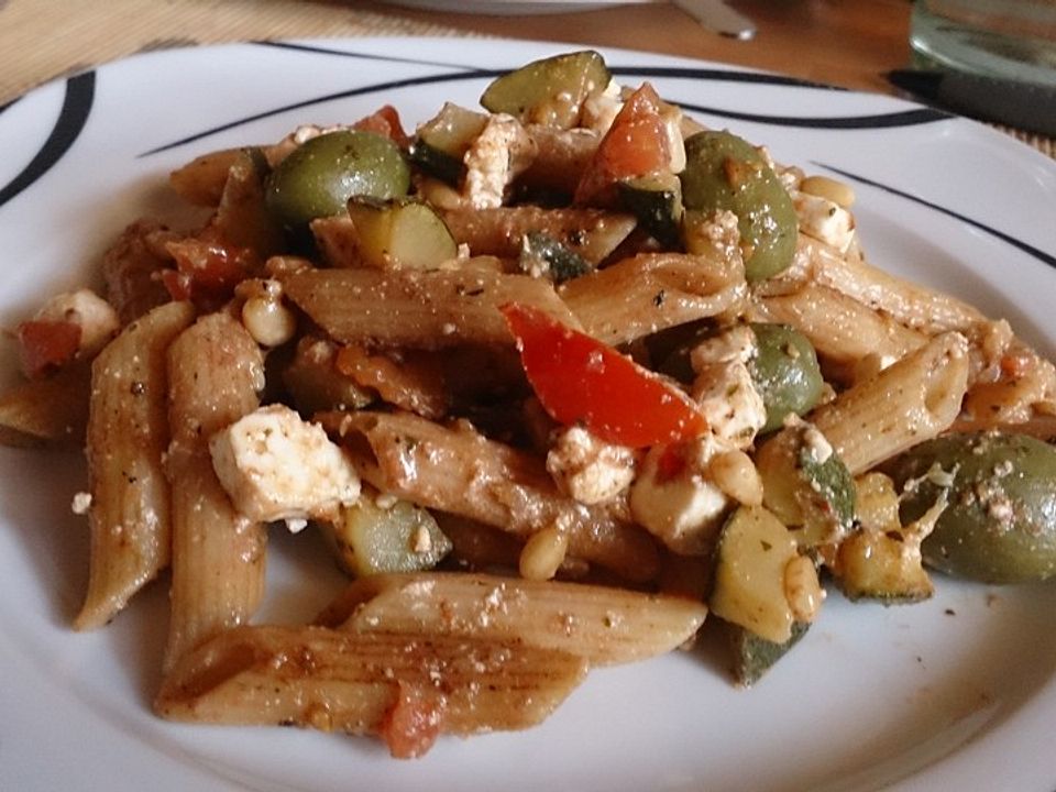 Mediterrane Nudelpfanne mit Zucchini und Feta von Ghettokalle| Chefkoch