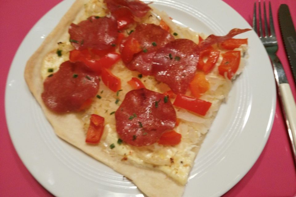 Salami-Flammkuchen mit Sauerkraut