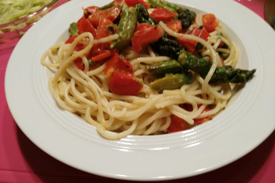 Spaghetti mit Spargel und Pesto