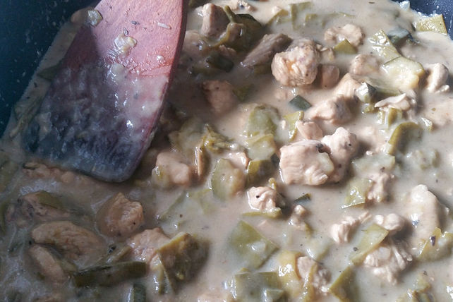 Putenbrustgulasch mit Zucchini, Zuckererbsen und Basmatireis| Chefkoch
