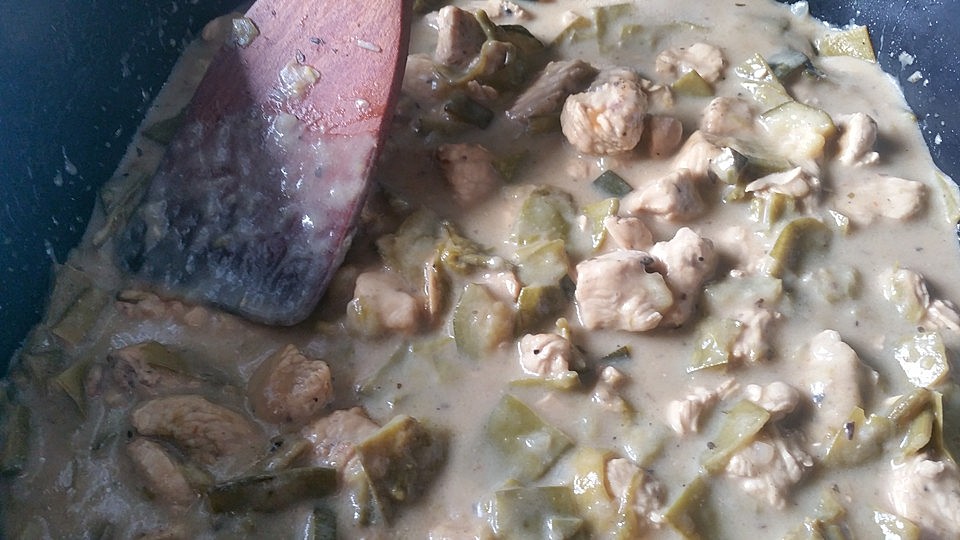 Putenbrustgulasch mit Zucchini, Zuckererbsen und Basmatireis| Chefkoch Putenbrustgulasch mit Zucchini, Zuckererbsen und Basmatireis| Chefkoch