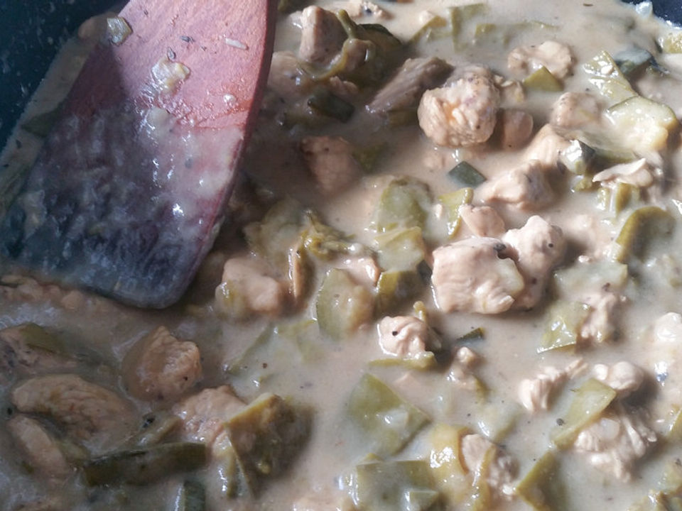 Putenbrustgulasch mit Zucchini, Zuckererbsen und Basmatireis| Chefkoch