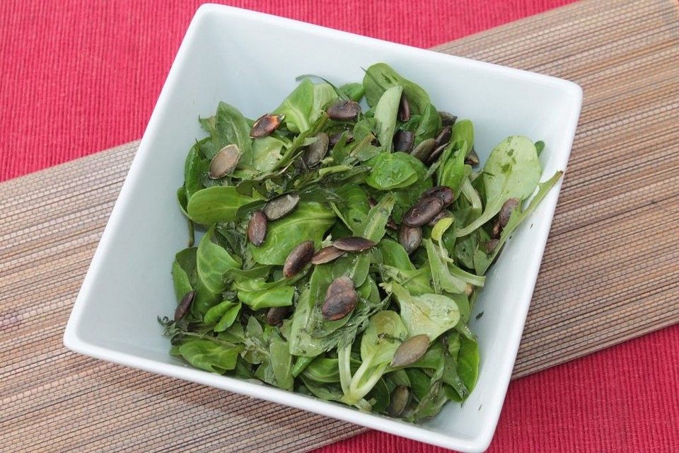 Feldsalat mit Löwenzahn und Kürbiskernen in Apfelbalsamessig-Vinaigrette