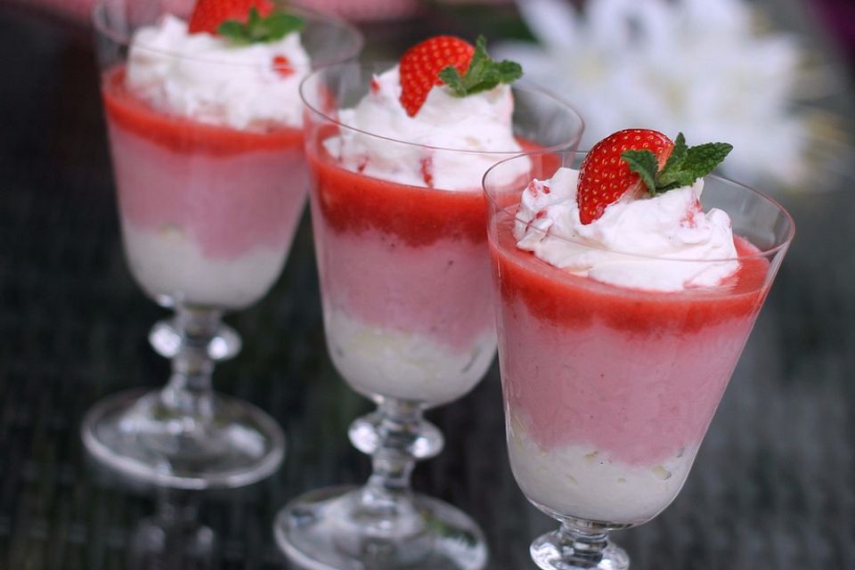 Erdbeerdessert mit Tonkabohne und körnigem Frischkäse