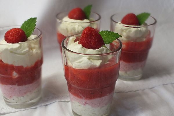 Erdbeerdessert mit Tonkabohne und körnigem Frischkäse von JuliGro ...