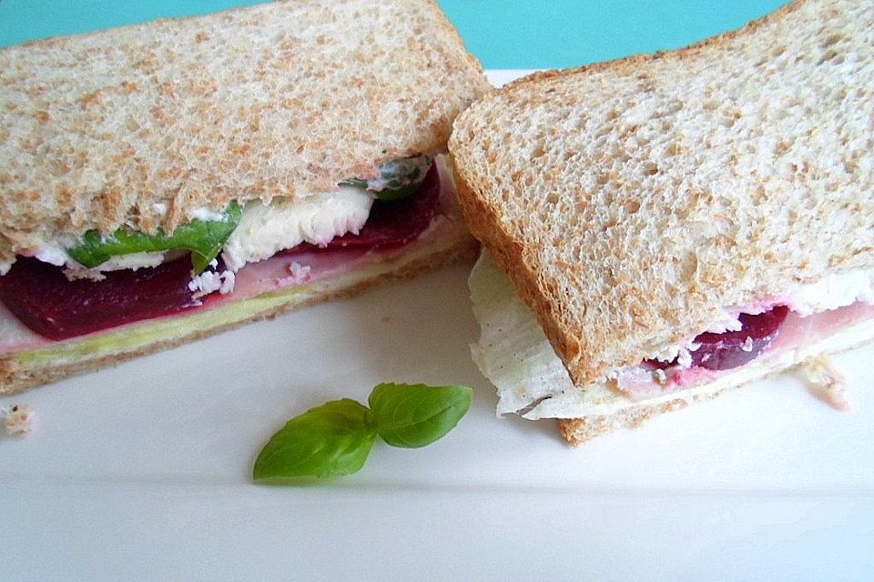 Rote Bete-Mozzarella-Sandwich