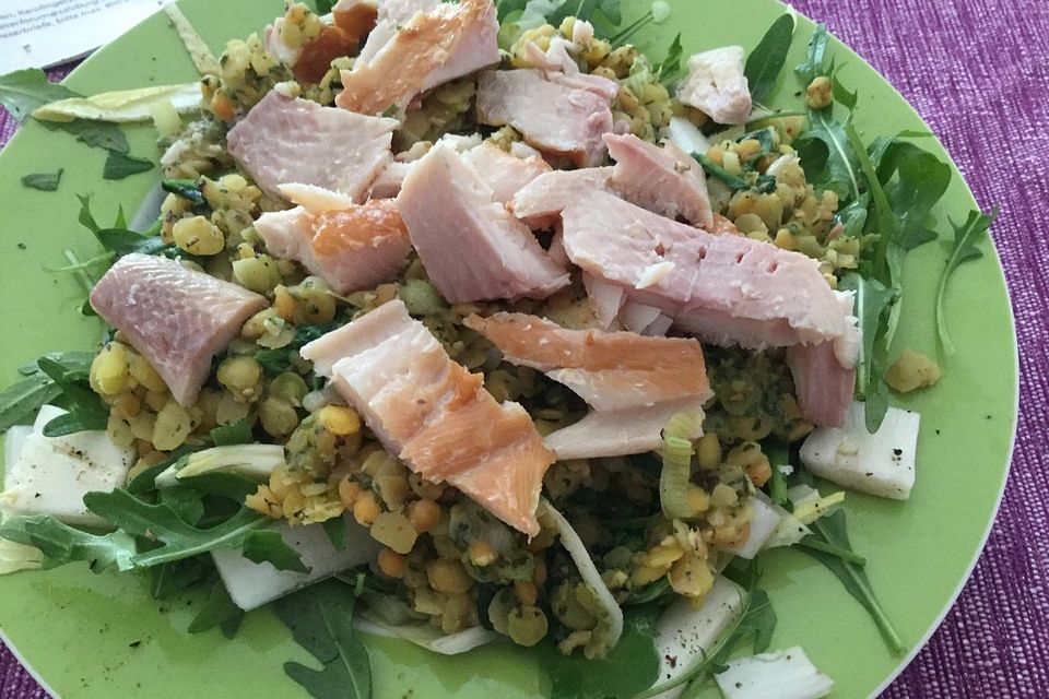 Rucola-Chicorée-Spinat-Linsensalat mit Räucherforelle