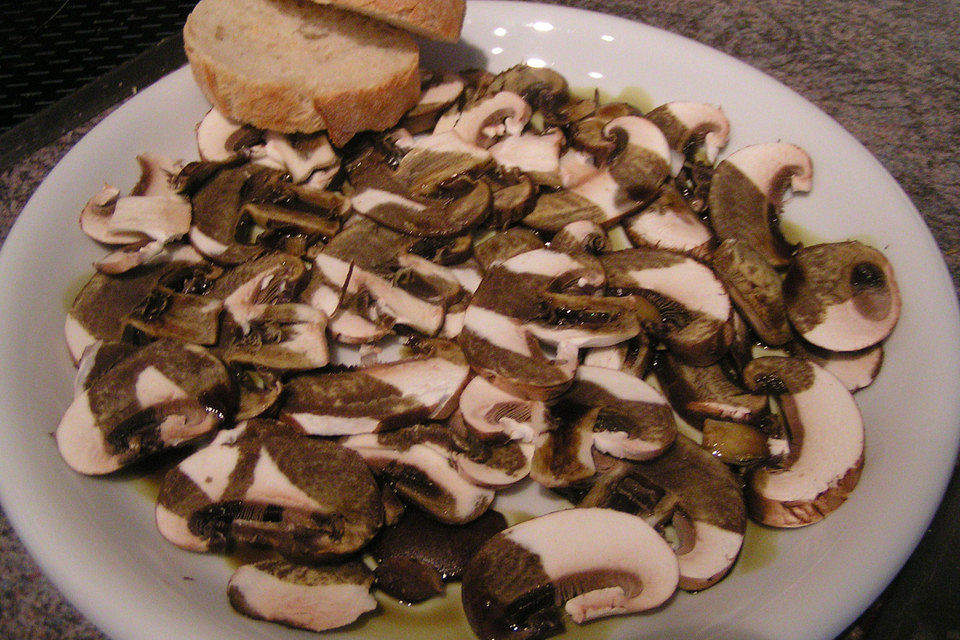 Champignon-Carpaccio mit Steirischem Kürbiskernöl